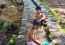 गर्मी ने बढ़ाया शहर का तापमान, हरिपुर जमन सिंह गांव में सिंचाई की गूल में नहाते और मस्ती करते छोटे बच्चे
