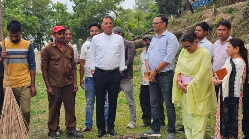 विश्व पर्यावरण दिवस पर सीएम पुष्कर धामी के प्रस्तावित कार्यक्रम को लेकर सीडीओ अरविंद पांडेय ने किया स्थलीय निरीक्षण