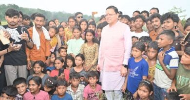 सीएम धामी को अपने बीच पाकर बच्चे हुए उत्साहित, सीएम संग जमकर खिंचवाईं तस्वीरें