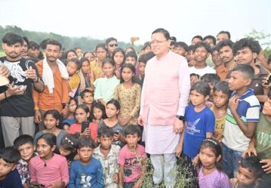 सीएम धामी को अपने बीच पाकर बच्चे हुए उत्साहित, सीएम संग जमकर खिंचवाईं तस्वीरें