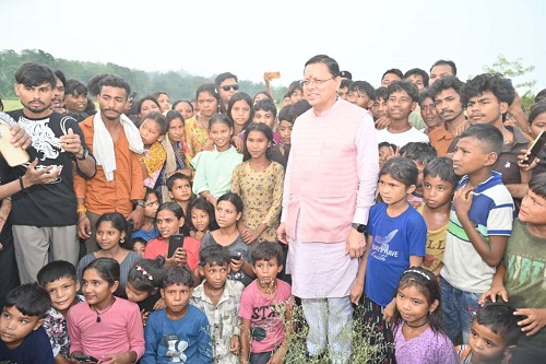 सीएम धामी को अपने बीच पाकर बच्चे हुए उत्साहित, सीएम संग जमकर खिंचवाईं तस्वीरें