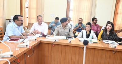 विकास कार्यों में लापरवाही पर डीएम ललित मोहन रयाल सख्त, 15 दिन में लंबित कार्य पूरे करने के निर्देश