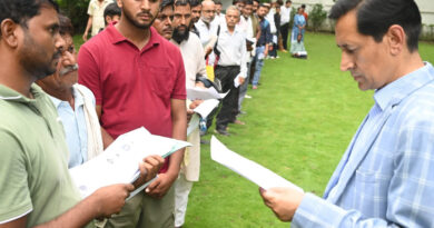 कुमाऊं आयुक्त दीपक रावत ने जनता मिलन कार्यक्रम में लोगों की समस्याएं सुनीं