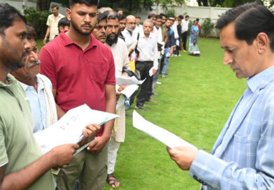 कुमाऊं आयुक्त दीपक रावत ने जनता मिलन कार्यक्रम में लोगों की समस्याएं सुनीं