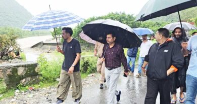 बारिश के बीच डीएम मैदान में, क्षतिग्रस्त सड़कों को जल्द बहाल करने के निर्देश