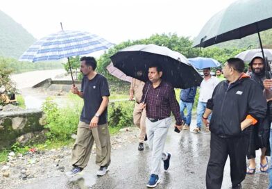 बारिश के बीच डीएम मैदान में, क्षतिग्रस्त सड़कों को जल्द बहाल करने के निर्देश