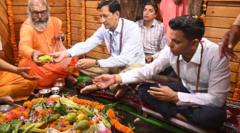 कुमाऊँ कमिश्नर दीपक रावत ने किये वृद्ध जागेश्वर में दर्शन एवं पूजा-अर्चना