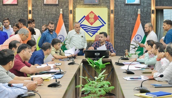 समाधान दिवस में डीएम का सख्त एक्शन, आंचल डेयरी प्रबंधक का रोका वेतन
