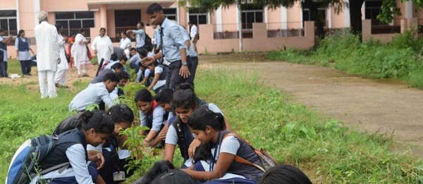 स्कूलों में पर्यावरण नहीं, जलवायु समाधान भी सीखेंगे छात्र