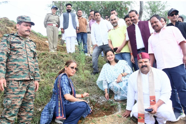 हरेला पर्व पर मंत्री रेखा आर्या ने किया पौधारोपण