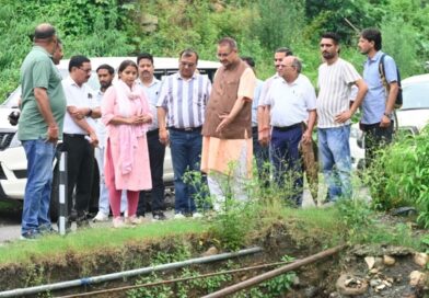संवेदनशील क्षेत्रों का दौरा कर कैबिनेट मंत्री गणेश जोशी ने सुरक्षात्मक कार्यों का लिया जायजा