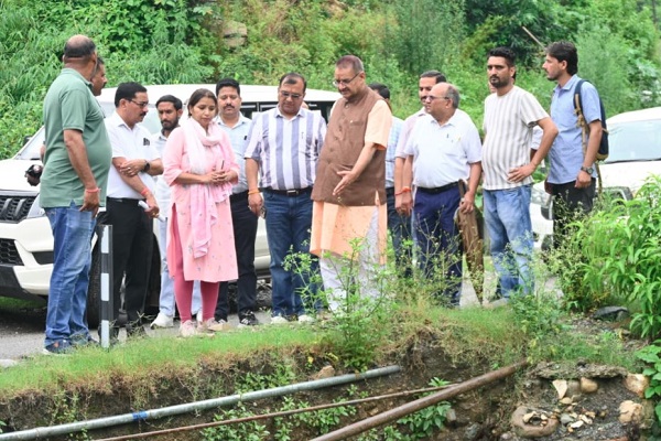 संवेदनशील क्षेत्रों का दौरा कर कैबिनेट मंत्री गणेश जोशी ने सुरक्षात्मक कार्यों का लिया जायजा