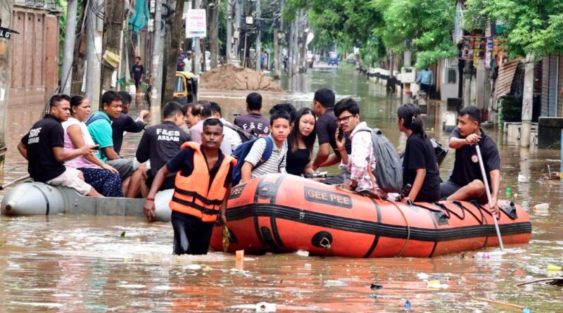 असम में बाढ़ की स्थिति गंभीर, मृतकों की संख्या 100 पहुंची