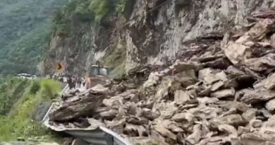 ऋषिकेश-बदरीनाथ हाईवे ठप: भल्लेगांव बागवान के पास पहाड़ी से भारी मलबा गिरने से बंद हुआ मार्ग