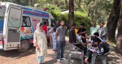 नैनीताल : ज्योलिकोट क्षेत्र में स्वास्थ्य सेवाएं लगातार जारी,सचल वाहन एवं स्वास्थ्य शिविरों से 127 लोगों की स्वास्थ्य जांच, 38 लोगों के लिए गए ब्लड सैंपल