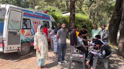 नैनीताल : ज्योलिकोट क्षेत्र में स्वास्थ्य सेवाएं लगातार जारी,सचल वाहन एवं स्वास्थ्य शिविरों से 127 लोगों की स्वास्थ्य जांच, 38 लोगों के लिए गए ब्लड सैंपल
