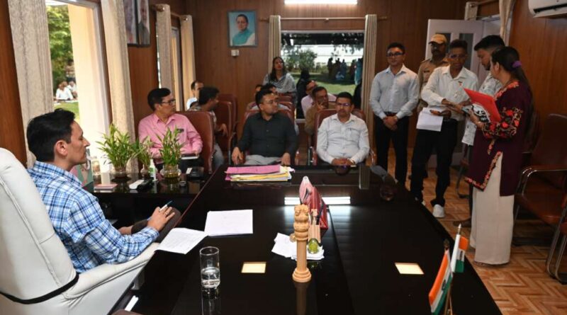 हल्द्वानी : कुमाऊं कमिश्नर दीपक रावत ने जनता दरबार में भूमि विवाद के अधिकांश मामलों का किया निस्तारण