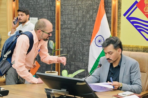 92 शिकायतें, कई परिवारों का दर्द, समाधान दिवस में डीएम ने अधिकारियों को दिए सख्त निर्देश