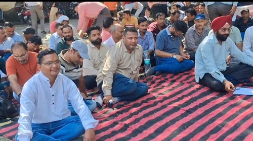हल्द्वानी : मंडलीय प्रबंधक कार्यालय काठगोदाम में कर्मचारियों ने किया धरना प्रदर्शन