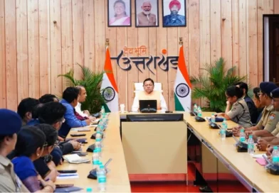 मुख्यमंत्री ने मुख्यमंत्री आवास में देर रात्रि अधिकारियों से साथ चार घंटे की मैराथन बैठक