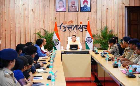 मुख्यमंत्री ने मुख्यमंत्री आवास में देर रात्रि अधिकारियों से साथ चार घंटे की मैराथन बैठक