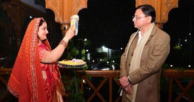 देहरादून : सीएम पुष्कर धामी ने पत्नी गीता धामी के साथ पारंपरिक रीति-रिवाजों से मनाया करवा चौथ का पर्व