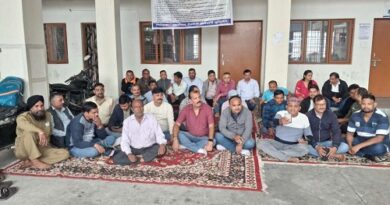 हल्द्वानी: काठगोदाम डिपो में धरना, वेतन-डीए और बोनस समेत 6 मांगों को लेकर रोडवेज कर्मचारियों का कार्य बहिष्कार