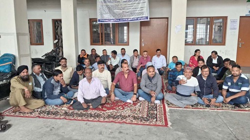 हल्द्वानी: काठगोदाम डिपो में धरना, वेतन-डीए और बोनस समेत 6 मांगों को लेकर रोडवेज कर्मचारियों का कार्य बहिष्कार