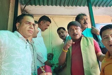 हल्द्वानी: रानीबाग-ज्योलिकोट एनएच बदहाल, गड्ढों से नाराज स्थानीय लोगों ने किया प्रदर्शन, एनएच कार्यालय में तालाबंदी