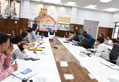 33 समस्याओं में 13 का मौके पर निस्तारण, सीएम हेल्पलाइन के लंबित मामलों की भी समीक्षा
