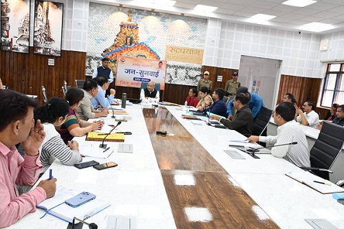 33 समस्याओं में 13 का मौके पर निस्तारण, सीएम हेल्पलाइन के लंबित मामलों की भी समीक्षा